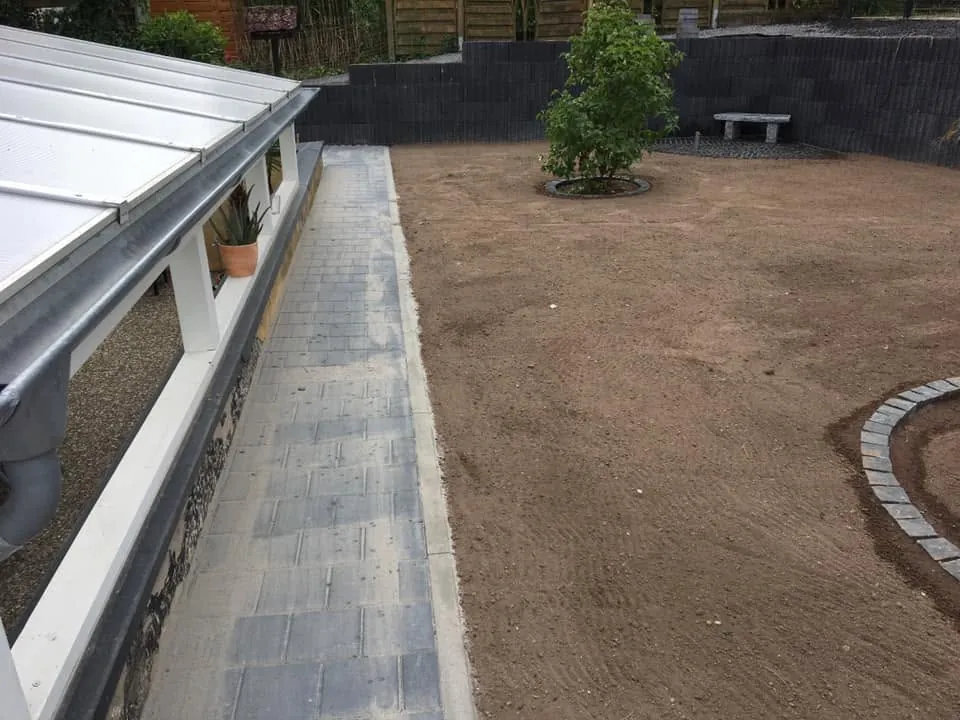 Gartenweg aus Platten mit Splittflächen