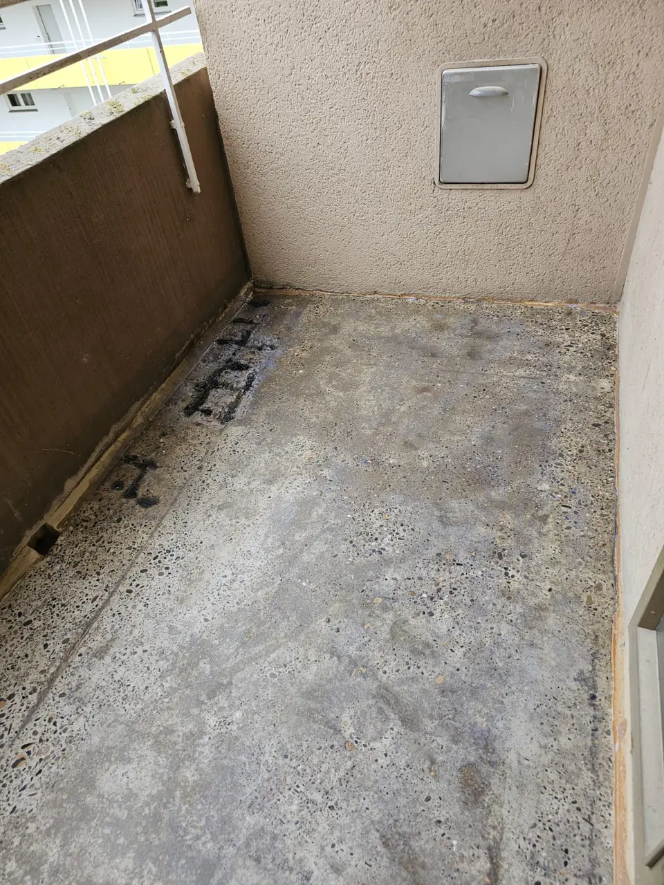 Abgenutzter Betonboden eines Balkons vor der Sanierung