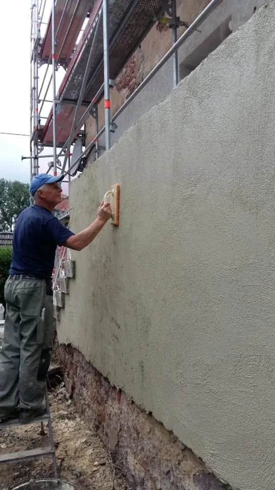 Neuer Putz an der Fassade eines Altbaus, mit Gerüst