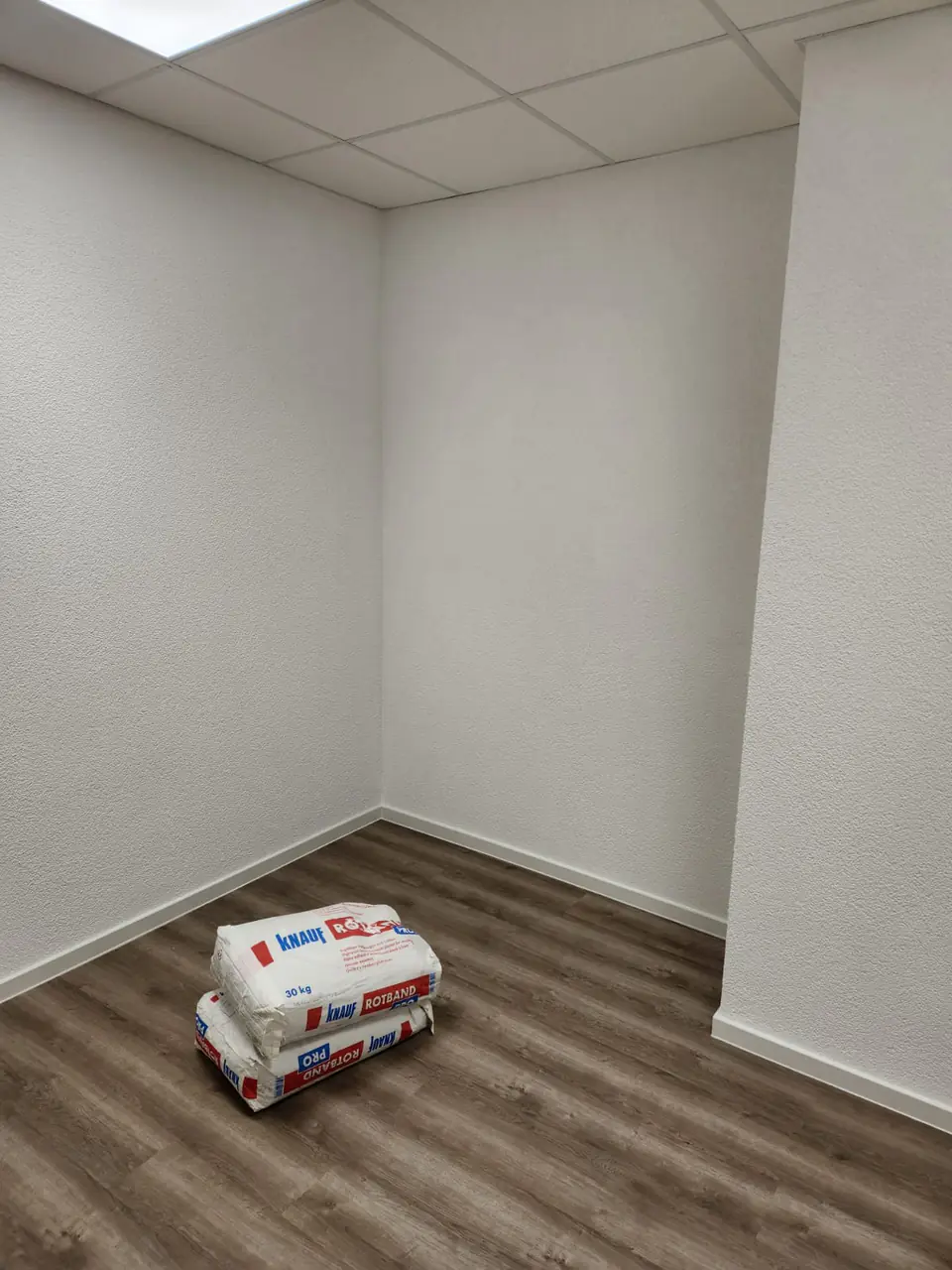 Raum mit Säcken Gipsputz während des Ausbaus
