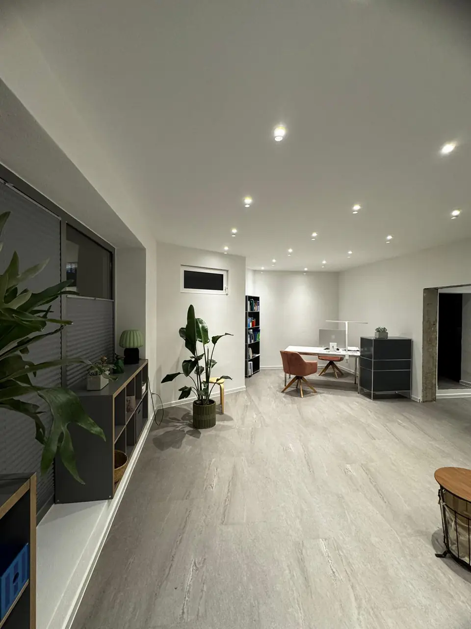 Arbeitsbereich mit LED-Einbaustrahlern und Fensterfront