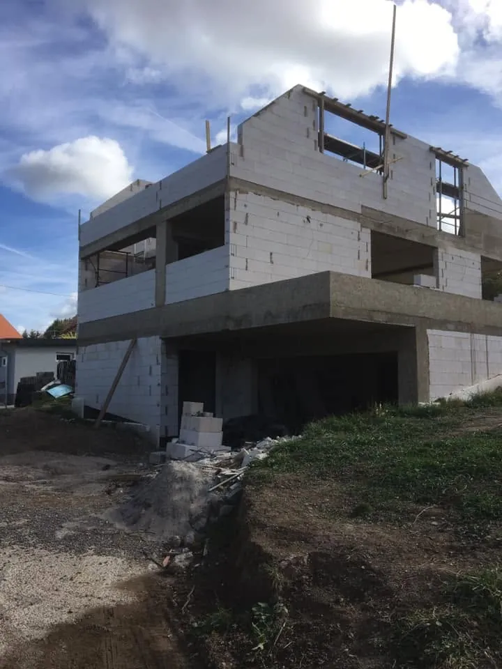 Fertiger Rohbau eines Einfamilienhauses mit Keller, Betondecken und Kalksandsteinwänden