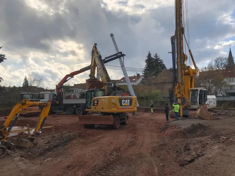 Bohrgerät und Bagger bei der Gründung eines Neubaus