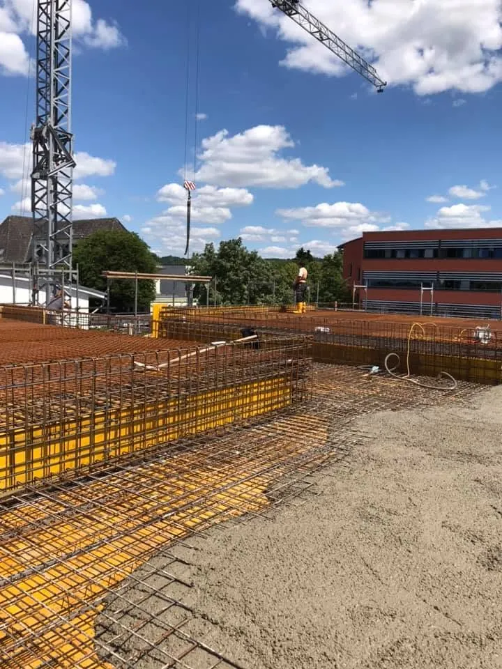 Betonieren einer Geschossdecke, im Hintergrund der Kran
