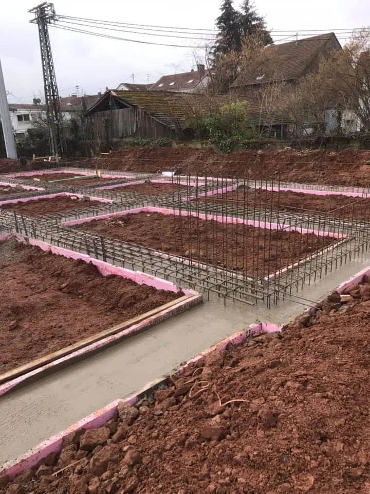 Bewehrte Streifenfundamente mit Dämmung am Rand, Neubau