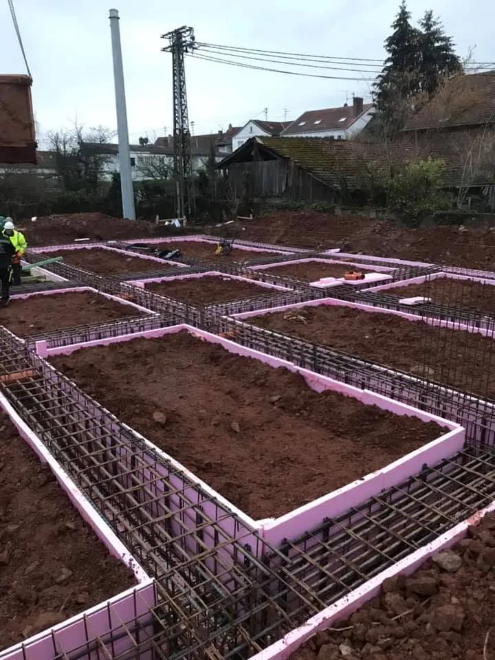 Streifenfundamente mit Bewehrungskörben vor dem Betonieren