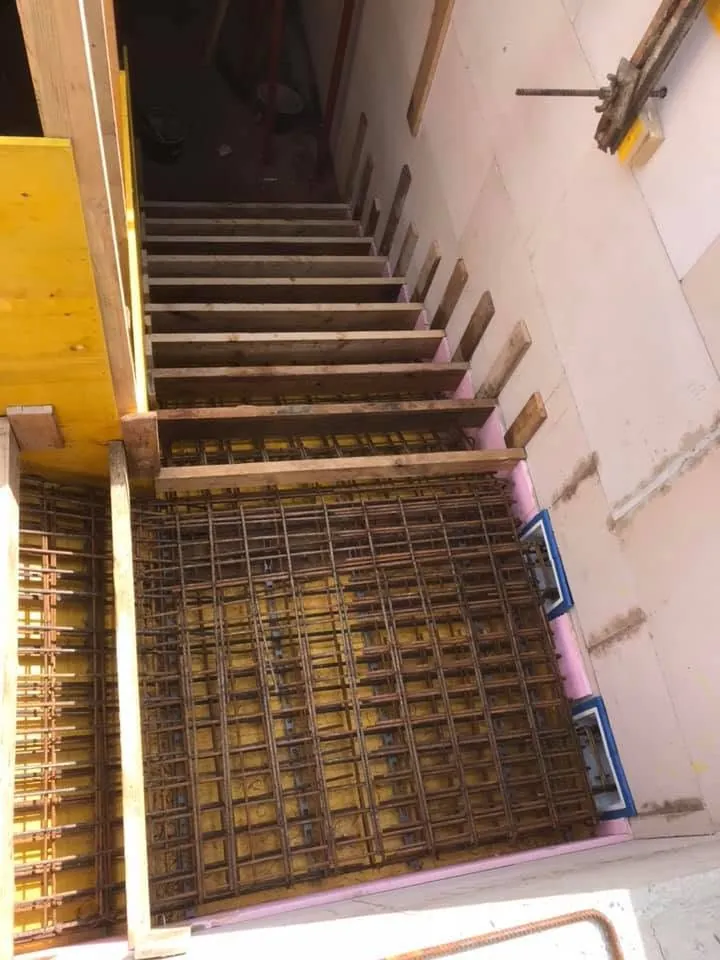 Schalung und Bewehrung einer Stahlbetontreppe