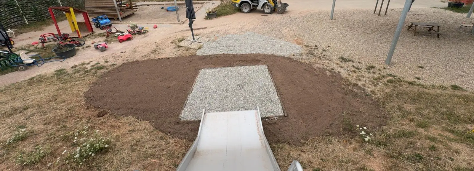 Neuer Rutschenhügel mit Edelstahlrutsche und befestigtem Plateau auf dem Spielplatz einer Kita in Riegelsberg