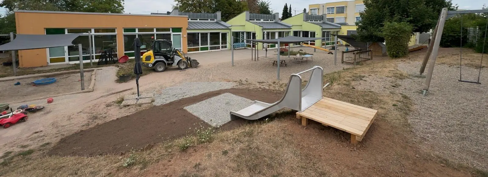 Spielgelände einer Kita in Riegelsberg mit neuem Rutschenhügel