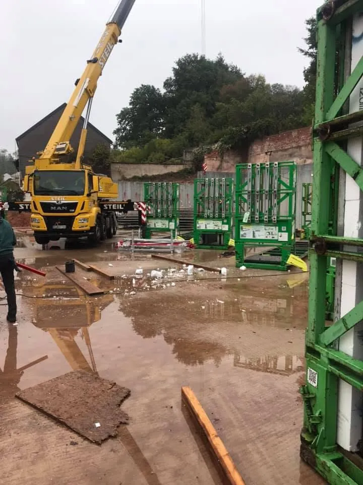 Schalungselemente und Autokran auf der Baustelle