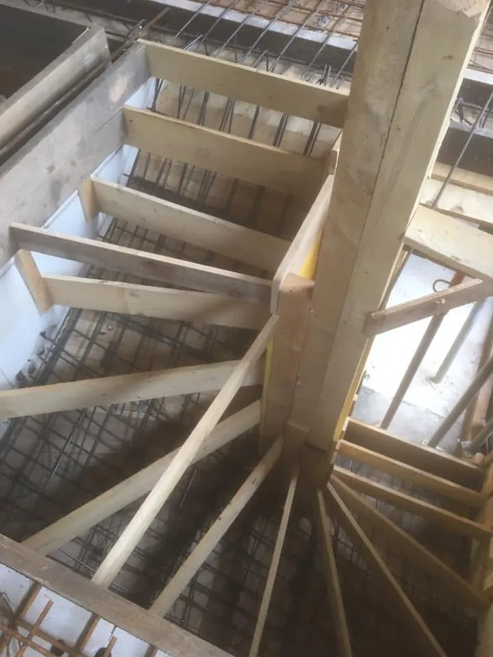 Schalung einer Wendeltreppe beim Umbau eines Bestandsgebäudes
