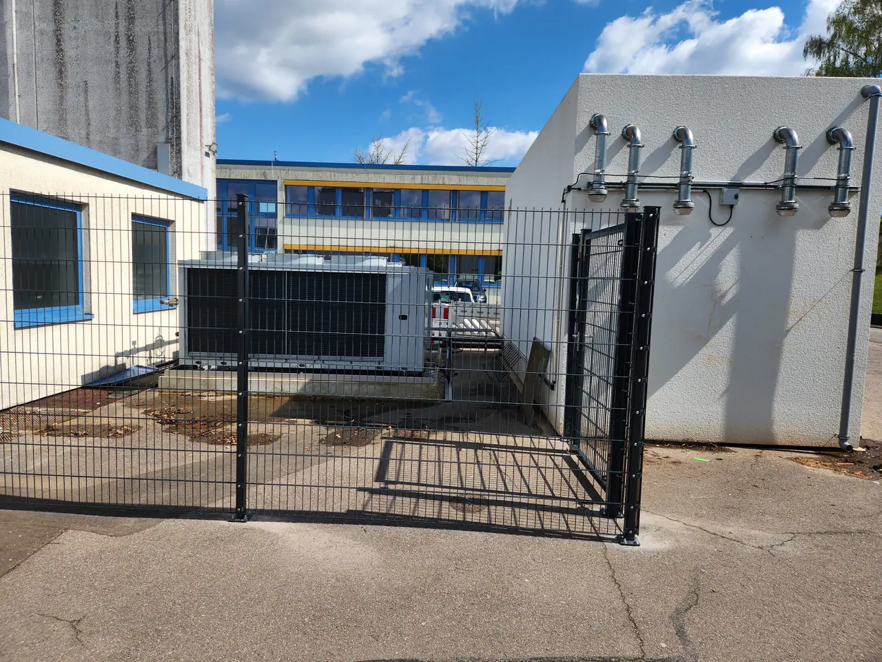 Doppelstabmattenzaun mit Tor um den Technikbereich an der Grundschule Pflugscheid