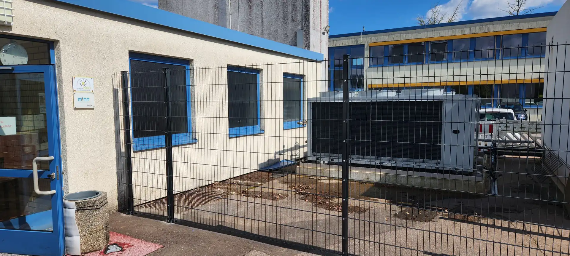 Neue Zaunanlage aus Doppelstabmatten an der Grundschule Pflugscheid