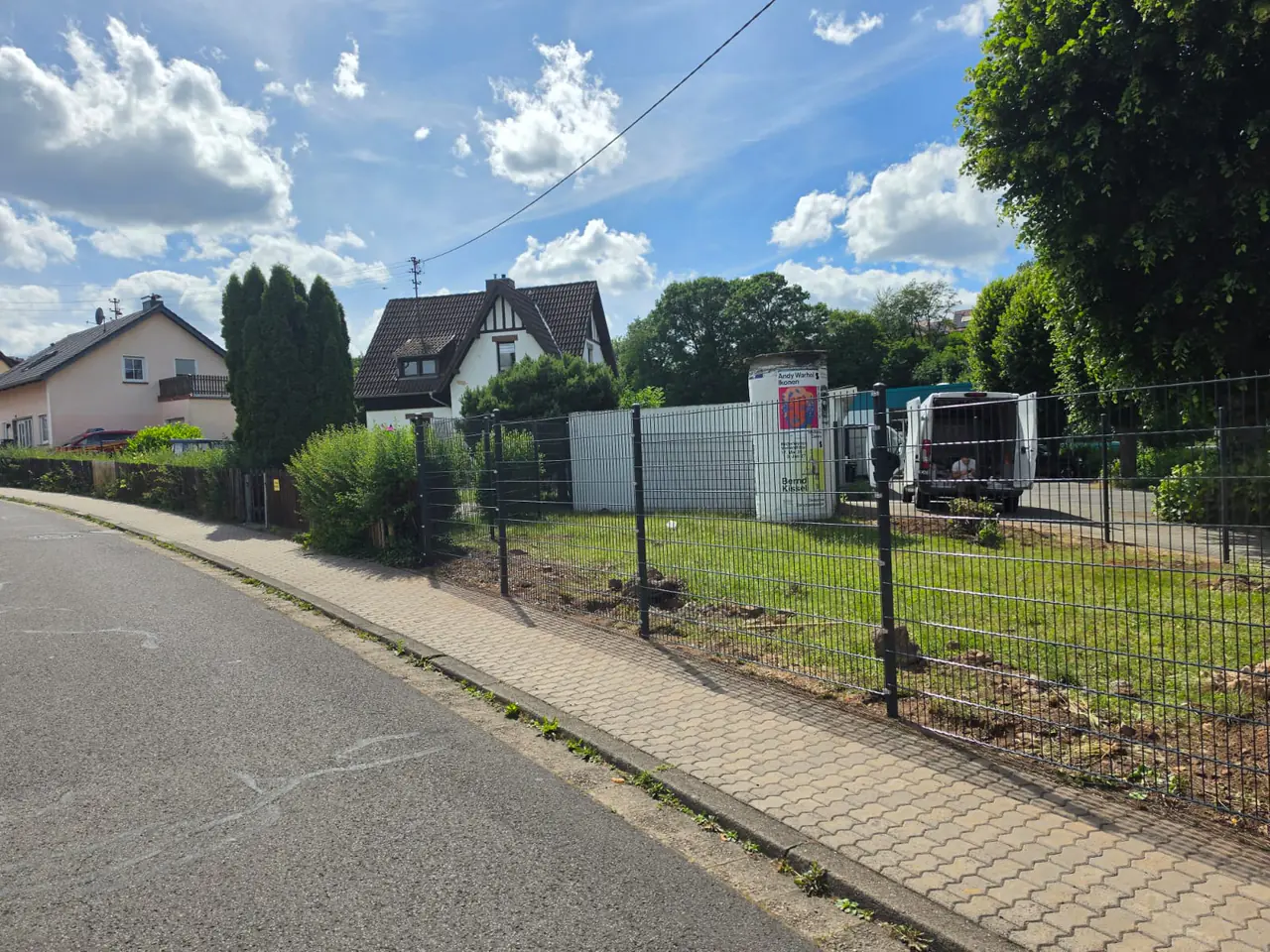 Doppelstabmattenzaun in Anthrazit entlang eines Gehwegs