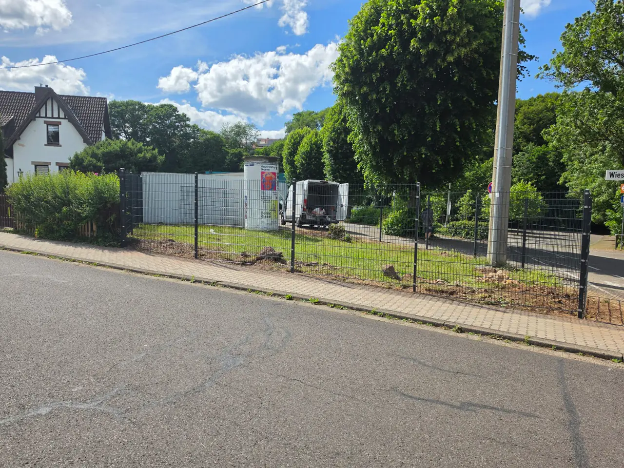 Neuer Zaun an der Grundstücksgrenze zur Straße