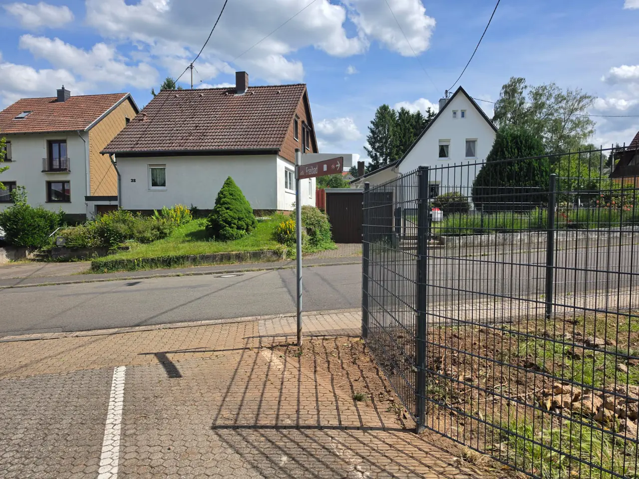 Zaunecke an der Straßenkreuzung
