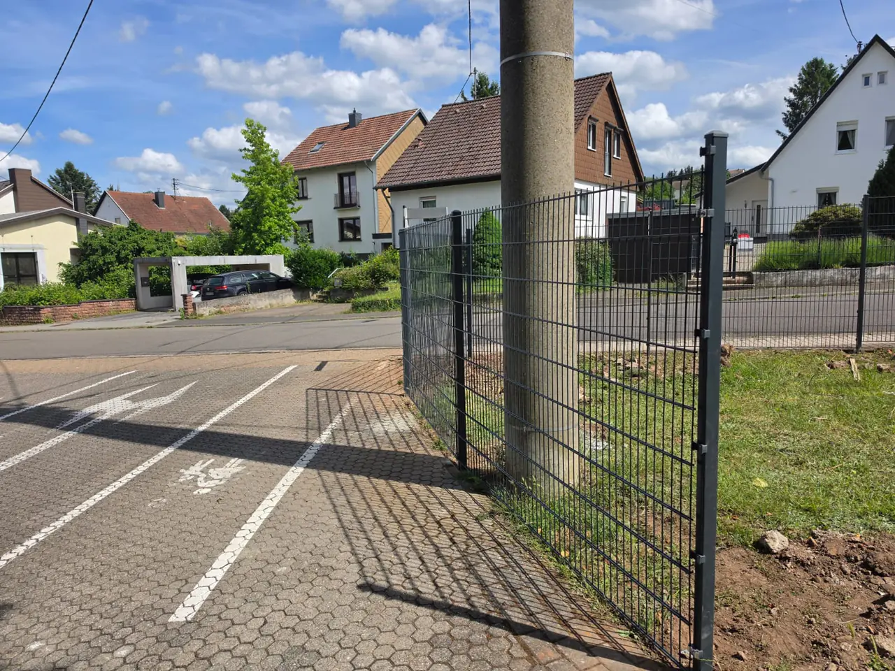 Doppelstabmattenzaun entlang des Radwegs an der Straßenecke